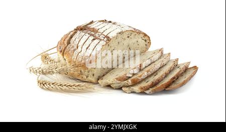 Ein frisch geschnittenes Roggenbrot, begleitet von Weizenohren auf weißem Hintergrund. Perfekt für Konzepte des Backens, der Gesundheit, der Ernährung und der traditionellen Stockfoto