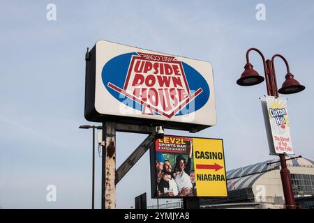 Willkommen bei einem Upside-Down-Hausschild auf Clifton Hill in Niagara Falls, Ontario, Kanada Stockfoto