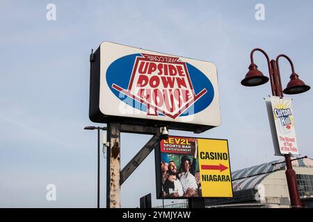 Willkommen bei einem Upside-Down-Hausschild auf Clifton Hill in Niagara Falls, Ontario, Kanada Stockfoto