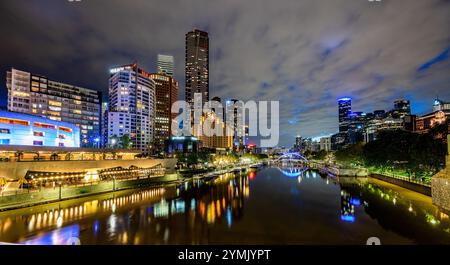 Der Yarra River, Southbank und Melbourne City Skyline bei Nacht von der Princes Bridge aus gesehen. Stockfoto