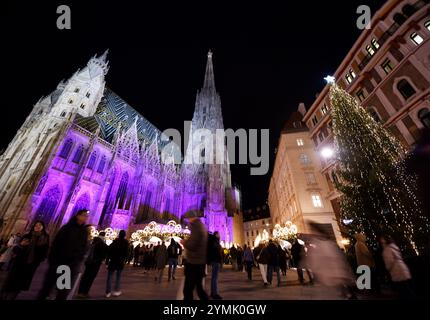 Wien. November 2024. Dieses Foto vom 21. November 2024 zeigt einen Blick auf den Weihnachtsmarkt am Stephansplatz in Wien, Österreich. Quelle: Han Lu/Xinhua/Alamy Live News Stockfoto