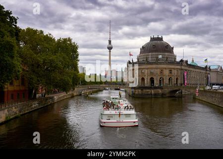 Berlin, Deutschland – 26. September 2024 – Ausflugsschiff Spree Berlin Deutschland. Ein Ausflugsboot nähert sich der Museumsinsel in Berlin, Deutschland. Stockfoto