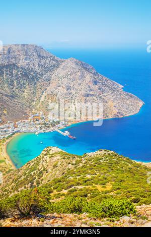 Hafen von Kamares, Hochwinkelansicht, Kamares, Sifnos, Kykladen, Griechenland Stockfoto