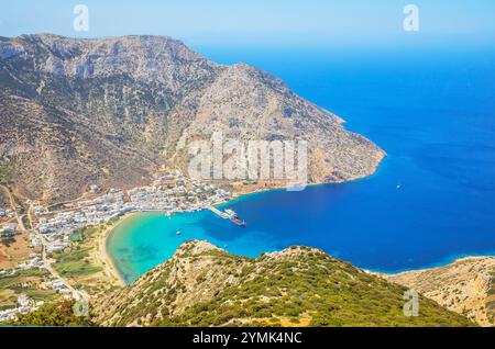 Hafen von Kamares, Hochwinkelansicht, Kamares, Sifnos, Kykladen, Griechenland Stockfoto