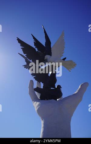 Nahaufnahme der hinterleuchteten HAND OF PEACE Skulptur an der Kusadasi Waterfront Stockfoto