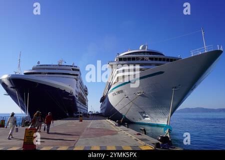 Kreuzfahrtpassagiere kehren zu ihren jeweiligen Schiffen zurück, die im Hafen von Kusadasi in der Türkei vor Anker liegen Stockfoto