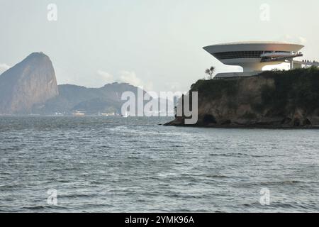 3. September 2022, NiterÃ³I, Rio de Janeiro, Brasilien: Das NiterÃ³i Museum für zeitgenössische Kunst steht dem Zuckerhut von Rio de Janeiro gegenüber. 1996 wurde es vom brasilianischen Architekten Oscar Niemeyer eröffnet. Seine futuristische Struktur erinnert an eine fliegende Untertasse. Oscar Niemeyer ist einer der berühmtesten Architekten Brasiliens. Er gehört der International Style Movement an. Er ist bekannt für den Bau der brasilianischen Hauptstadt Brasilia mit dem Stadtplaner LÃºcio Costa, der 1960 eröffnet wurde. Niteroi, gegenüber der Guanabara-Bucht von Rio de Janeiro, ist die zweite Stadt der Welt mit den meisten Niemeyer-Gebäuden Stockfoto