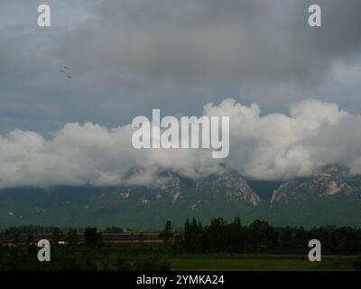 Wolken und Nebel bedecken Kalksteinberg in der Regenzeit, grüner Wald und Felsen im Khao Sam ROI Yot National Park, Thailand Stockfoto