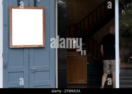 Mockup-Reklametafeln oder weißes Werbeplakat auf der Vorderseite des Restaurants, Kaffee. Leeres Banner auf der Windows Office-Vorlage. Promotion bann Stockfoto