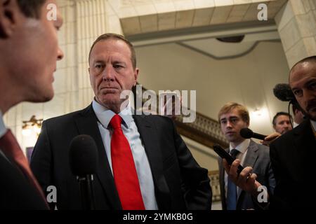 Der US-Senator Eric Schmitt (Republikaner von Missouri) spricht am Donnerstag, den 21. November 2024, vor der Presse vor dem Büro des US-Senats des designierten US-Vizepräsidenten JD Vance. Er spricht darüber, wie er glaubt, dass er nicht in der Lage ist, zu sagen, ob die Vorwürfe gegen Gaetz wahr sind oder nicht, und er setzt sein Vertrauen in die Justiz. Kredit: Mattie Neretin/CNP Stockfoto