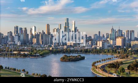 Melbourne Australien. Skyline von Melbourne mit Albert Park Lake im Vordergrund. Stockfoto