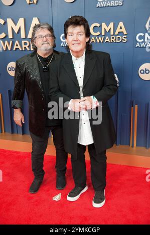 20. November 2024 – Nashville, Tennessee; USA – SHENANDOAH kommt bei den 58. Jährlichen CMA Awards an, die in der Bridgestone Arena in der Innenstadt von Nashville stattfanden. Copyright 2024 Jason Moore. (Kreditbild: © Jason Moore/ZUMA Press Wire) NUR REDAKTIONELLE VERWENDUNG! Nicht für kommerzielle ZWECKE! Stockfoto