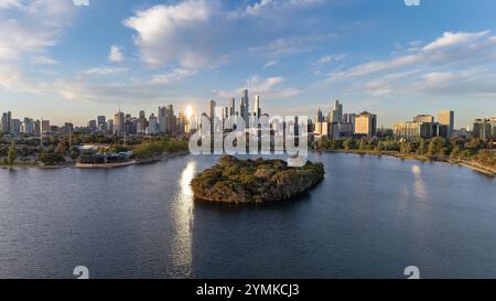 Melbourne Australien. Skyline von Melbourne mit Albert Park Lake im Vordergrund. Stockfoto