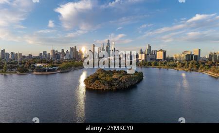 Melbourne Australien. Skyline von Melbourne mit Albert Park Lake im Vordergrund. Stockfoto