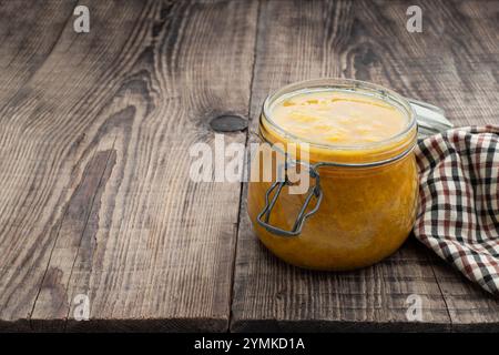Hausgemachte Pflaumenmarmelade im Glasgefäß auf Holztisch Stockfoto