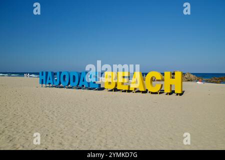 Yangyang County, Südkorea - 3. November 2024: Das lebhafte Schild am Hajodae Beach leuchtet unter der Nachmittagssonne auf dem goldenen Sand des Yangyang County Stockfoto
