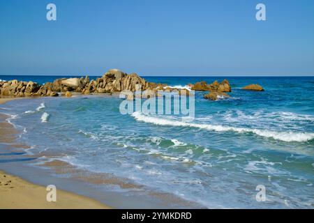 Yangyang County, Südkorea - 3. November 2024: Sanfte Wellen brechen am Hajodae Beach gegen die Felsen und zeigen die ruhige Schönheit der Ostsee Stockfoto