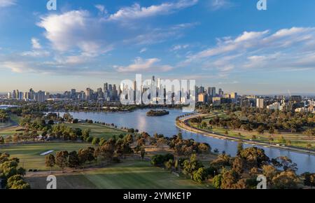 Melbourne Australien. Skyline von Melbourne mit Albert Park Lake im Vordergrund. Stockfoto