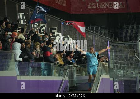 Wien, Österreich. November 2024. WIEN, ÖSTERREICH - 21. NOVEMBER: Carina Schlueter (SKN St. Poelten Frauen) feiert mit den Fans nach dem Spiel der UEFA Women's Champions League zwischen SKN St. Poelten Frauen und FC Barcelona Femeni am 21. November 2024 in der Generali Arena in Wien.241121 SEPAMedia 09 059 - 20241121 PD13546 Credit: APA-PictureDesk/Alamy Live News Stockfoto