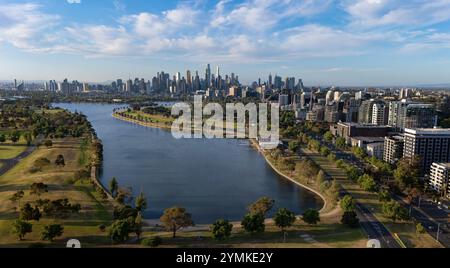 Melbourne Australien. Skyline von Melbourne mit Albert Park Lake im Vordergrund. Stockfoto