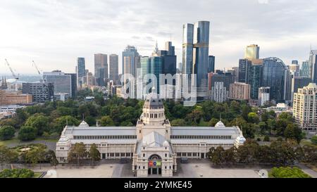 Melbourne Australien. Das Royal Exhibition Building ist ein zum UNESCO-Weltkulturerbe gehörendes Gebäude in den Carlton Gardens in Melbourne. Stockfoto