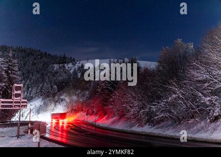 Breitnau, Deutschland. November 2024. Ein Lkw fährt auf der Bundesstraße B31. Nach Angaben des Deutschen Wetterdienstes sind es vor allem die höheren Regionen des Landes, die von Schneefall betroffen sind. Im Allgäu ist an einigen Stellen mit starken Schneefällen zwischen 15 und 25 Zentimetern zu rechnen, mit bis zu 30 Zentimetern Neuschnee in überlasteten Gebieten des Südschwarzwaldes - eine offizielle Sturmwarnung ist daher hier in Kraft. Es werden weitverbreitete rutschige Straßen erwartet. Quelle: Philipp von Ditfurth/dpa/Alamy Live News Stockfoto