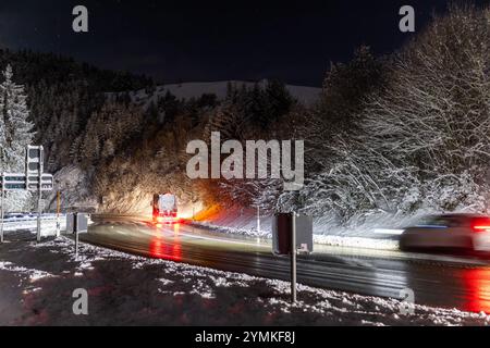 Breitnau, Deutschland. November 2024. Ein LKW und ein Auto fahren auf der Bundesstraße B31. Nach Angaben des Deutschen Wetterdienstes sind es vor allem die höheren Regionen des Landes, die von Schneefall betroffen sind. Im Allgäu ist an einigen Stellen mit starken Schneefällen zwischen 15 und 25 Zentimetern zu rechnen, mit bis zu 30 Zentimetern Neuschnee in überlasteten Gebieten des Südschwarzwaldes - eine offizielle Sturmwarnung ist daher hier in Kraft. Es werden weitverbreitete rutschige Straßen erwartet. Quelle: Philipp von Ditfurth/dpa/Alamy Live News Stockfoto