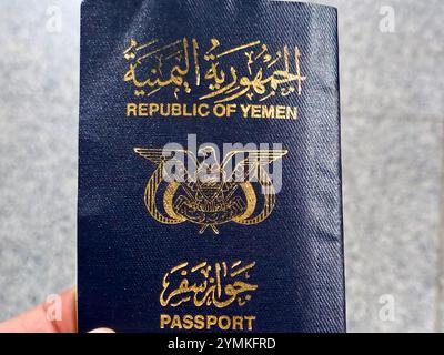 Pass der Republik Jemen, Jemen Pass, ein von der Einwanderungsbehörde und N ausgestelltes staatliches Dokument, das von jemenitischen Bürgern für internationale Reisen verwendet wird Stockfoto