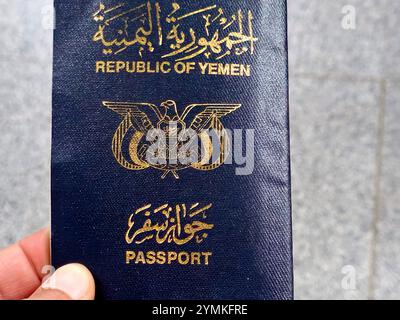 Pass der Republik Jemen, Jemen Pass, ein von der Einwanderungsbehörde und N ausgestelltes staatliches Dokument, das von jemenitischen Bürgern für internationale Reisen verwendet wird Stockfoto