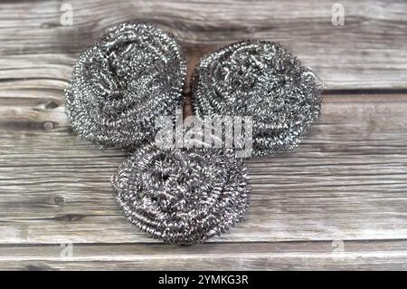 Drahtschwamm, Stahlwolle, ein Bündel aus sehr feinen und flexiblen scharfkantigen Stahl- oder Metallfilamenten, das sich hervorragend zum Reinigen von Glas, Porzellan, Metall eignet Stockfoto