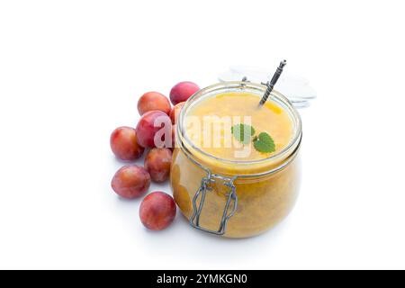 Hausgemachte Pflaumenmarmelade im Glasgefäß isoliert auf weiß Stockfoto
