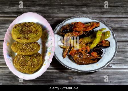 Ägyptisches Frühstück mit frittierten Falafelbällchen, grünem Burger, hergestellt aus gemahlenen Kichererbsen und breiten Bohnen, frittierten Bällchen und eingelegten gebratenen Auberginen Stockfoto
