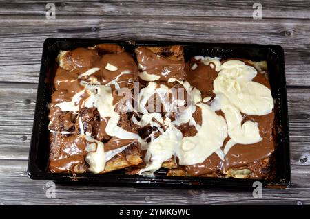 Knuspriger Filo-Phyllo-Teig dünner ungesäuerter Teig für die Herstellung von Gebäck, gefüllt mit Knafeh Konafa, einem traditionellen arabischen Dessert aus gesponnenem Gebäck Kataifi Stockfoto