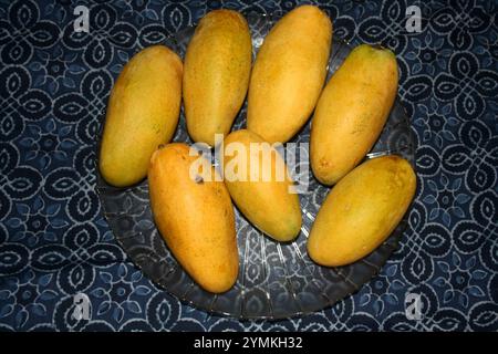 Dasheri Mango, Sorte der Mango (Mangifera indica), ausgestellt. Stockfoto