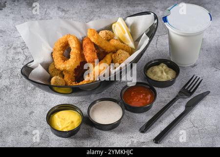 Frittierte Tintenfische, Garnelen und Muscheln mit Saucen an der Seite Stockfoto