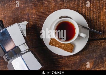 Blick von oben auf Espresso, zubereitet mit Moka Pot auf Holztisch Stockfoto