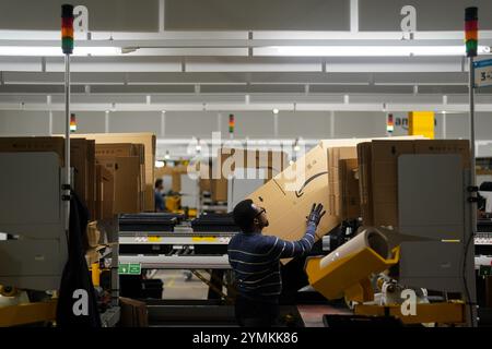 Mitarbeiter im Versandzentrum von Amazon in Sutton Coldfield, Birmingham, während sie Bestellungen vor dem Black Friday am 29. November vorbereiten. Bilddatum: Donnerstag, 21. November 2024. Stockfoto