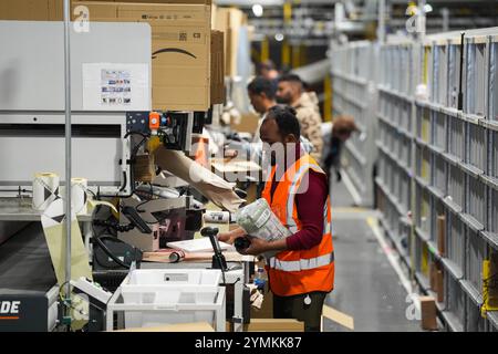 Mitarbeiter im Versandzentrum von Amazon in Sutton Coldfield, Birmingham, während sie Bestellungen vor dem Black Friday am 29. November vorbereiten. Bilddatum: Donnerstag, 21. November 2024. Stockfoto