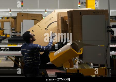 Mitarbeiter im Versandzentrum von Amazon in Sutton Coldfield, Birmingham, bereiten Bestellungen vor dem Black Friday am 29. November vor. Bilddatum: Donnerstag, 21. November 2024. Stockfoto