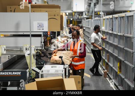 Mitarbeiter im Versandzentrum von Amazon in Sutton Coldfield, Birmingham, bereiten Bestellungen vor dem Black Friday am 29. November vor. Bilddatum: Donnerstag, 21. November 2024. Stockfoto