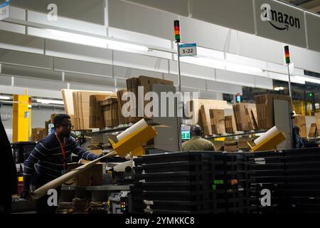 Mitarbeiter im Versandzentrum von Amazon in Sutton Coldfield, Birmingham, während sie Bestellungen vor dem Black Friday am 29. November vorbereiten. Bilddatum: Donnerstag, 21. November 2024. Stockfoto