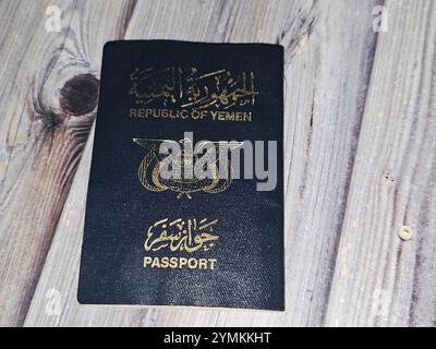 Pass der Republik Jemen, Jemen Pass, ein von der Einwanderungsbehörde und N ausgestelltes staatliches Dokument, das von jemenitischen Bürgern für internationale Reisen verwendet wird Stockfoto