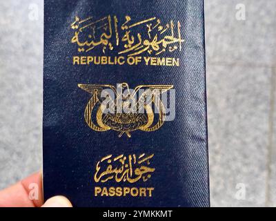 Pass der Republik Jemen, Jemen Pass, ein von der Einwanderungsbehörde und N ausgestelltes staatliches Dokument, das von jemenitischen Bürgern für internationale Reisen verwendet wird Stockfoto