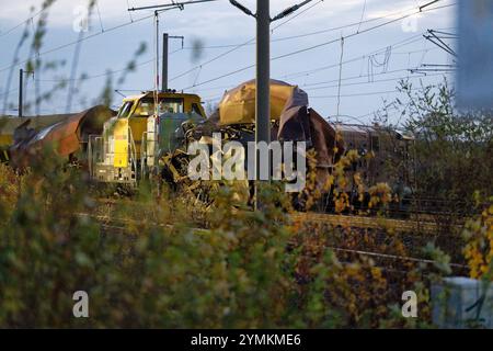 Kerpen, Deutschland. November 2024. Trümmer eines entgleisten Güterzuges und eines Bauzuges stehen auf den Gleisen der Eisenbahnstrecke bei Kerpen. Quelle: Henning Kaiser/dpa/Alamy Live News Stockfoto