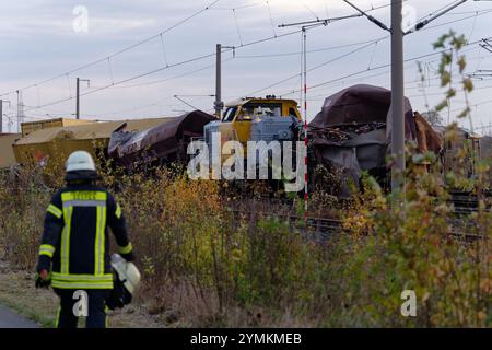 Kerpen, Deutschland. November 2024. Trümmer eines entgleisten Güterzuges und eines Bauzuges stehen auf den Gleisen der Eisenbahnstrecke bei Kerpen. Quelle: Henning Kaiser/dpa/Alamy Live News Stockfoto