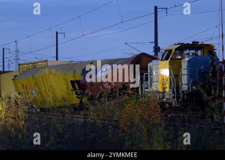 Kerpen, Deutschland. November 2024. Trümmer eines entgleisten Güterzuges und eines Bauzuges stehen auf den Gleisen der Eisenbahnstrecke bei Kerpen. Quelle: Henning Kaiser/dpa/Alamy Live News Stockfoto