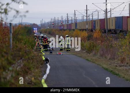 Kerpen, Deutschland. November 2024. Die Feuerwehr arbeitet neben dem entgleisten Güterzug und einem Bauzug auf der Bahnstrecke bei Kerpen. Quelle: Henning Kaiser/dpa/Alamy Live News Stockfoto