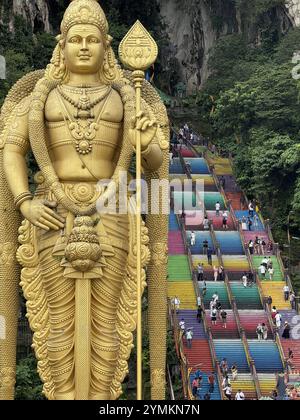 Kuala Lumpur, Malaysia. November 2024. Touristen und Einheimische laufen die 272 bunt bemalten steilen Stufen hinauf und hinunter zu den Batu Caves. Rund 15 Kilometer von Kuala Lumpur entfernt, sind die Steinhöhlen, die Batu-Höhlen, wahrscheinlich eine der interessantesten und berühmtesten Sehenswürdigkeiten Malaysias. Quelle: Peter Kneffel/dpa/Alamy Live News Stockfoto