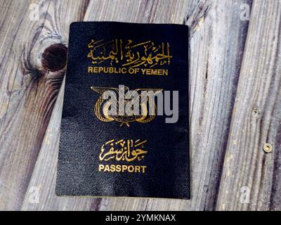 Pass der Republik Jemen, Jemen Pass, ein von der Einwanderungsbehörde und N ausgestelltes staatliches Dokument, das von jemenitischen Bürgern für internationale Reisen verwendet wird Stockfoto