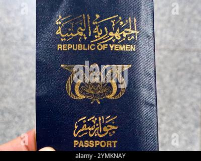 Pass der Republik Jemen, Jemen Pass, ein von der Einwanderungsbehörde und N ausgestelltes staatliches Dokument, das von jemenitischen Bürgern für internationale Reisen verwendet wird Stockfoto